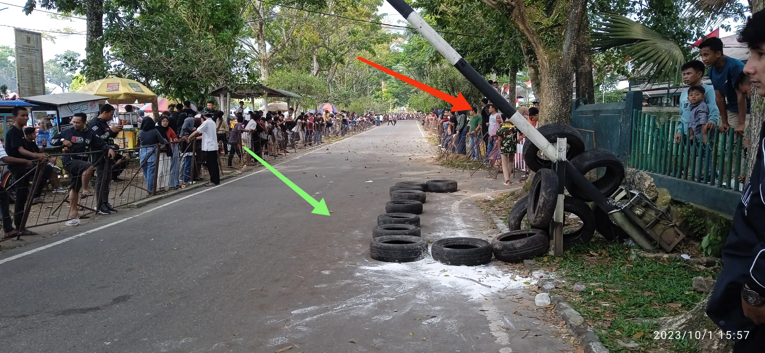 Kepala Pembalab menabrak Portal besi(panah merah) , darah korban di tutupi pasir(panah hijau)