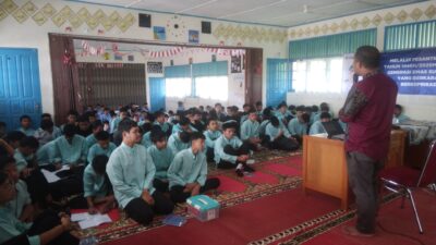 Narsum sedang berikan materi kepada para siswa.
