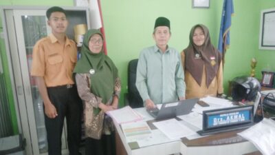 Kepala SMA 1 IV Koto bersama Waka Kesiswaan dan murid