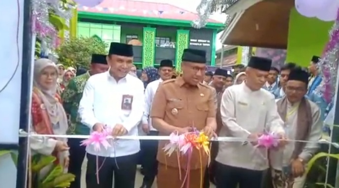 *Tim Penilai Verifikasi Sumbar 2023 Disambut Pemko Bukittinggi* Bukittinggi,- Pemerintah Kota Bukittinggi sambut kedatangan Tim Penilai Verifikasi Lapangan Lomba Ketua Kelompok Dasawisma Berprestasi Tingkat Provinsi Sumatera Barat Tahun 2023 Rombongan dipimpin langsung oleh Ketua TP PKK Provinsi Sumatera Barat Ny. Harneli Mahyeldi, penilaian berlangsung di kelompok Dasawisma Green View, RT 1.RW 1. Kelurahan Koto Selayan Kecamatan Mandiangin Koto Selayan(MKS) Kota Bukittinggi. Senin (13/02/2023) Wakil Walikota Bukittinggi Marfendi Maad mengatakan Pemerintah Kota Bukittinggi selalu memberikan dukungan kepada TP PKK dan Dasawisma dalam rangka menjalankan 10 program pokok PKK, "Tim penggerak PKK mampu bergerak sampai ke akar rumput dapat menyentuh masyarakat langsung dan dapat pula menerima langsung masukan dari masyarakat agar ditindak lanjuti oleh Pemerintah Daerah," ujar Marfendi Marfendi juga memberikan apresiasi dan penghargaan yang tinggi kepada seluruh kelompok Dasawisma Green View Kelurahan Koto Selayan,Pengurus TP PKK Kelurahan Koto Selayan, Pengurus TP PKK Kecamatan Mandiangin Koto Selayan dan Pengurus TP PKK Kota Bukittinggi atas dedikasi dan sumbangsihnya dalam melaksanakan program dan kegiatan peningkatan kesejahteraan masyarakat Sementara itu, Ketua TP PKK Sumbar. Ny. Harneli Mahyeldi dalam sambutannya menyampaikan, penilaian ini merupakan tahap II. Ketua Dasawisma Green View terpilih dalam nominasi 5 besar kategori Kota pada lomba tingkat Provinsi Sumatera Barat, "Kedatangan Tim Penilai bertujuan untuk melakukan verifikasi lapangan  terhadap hal-hal yang telah di ekspose di Padang pada 08 Februari lalu. Melihat keaktifan masyarakat dalam pelaksanaan 10 program pokok PKK serta keterlibatan seluruh unsur masyarakat dan unsur Pemerintah Daerah," tutupnya.(alex)