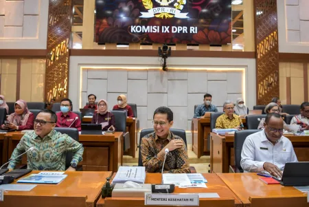 Menteri Kesehatan Budi Gunadi Sadikin (tengah) bersama Menteri Pendayagunaan Aparatur Negara dan Reformasi Birokrasi (PANRB) Abdullah Azwar Anas (kiri) dan Wakil Menteri Dalam Negeri John Wempi Wetipo (kanan) mengikuti rapat kerja dengan Komisi IX DPR di kompleks Parlemen, Senayan, Jakarta, Rabu (5/4/2023). ANTARA FOTO/ Galih Pradipta