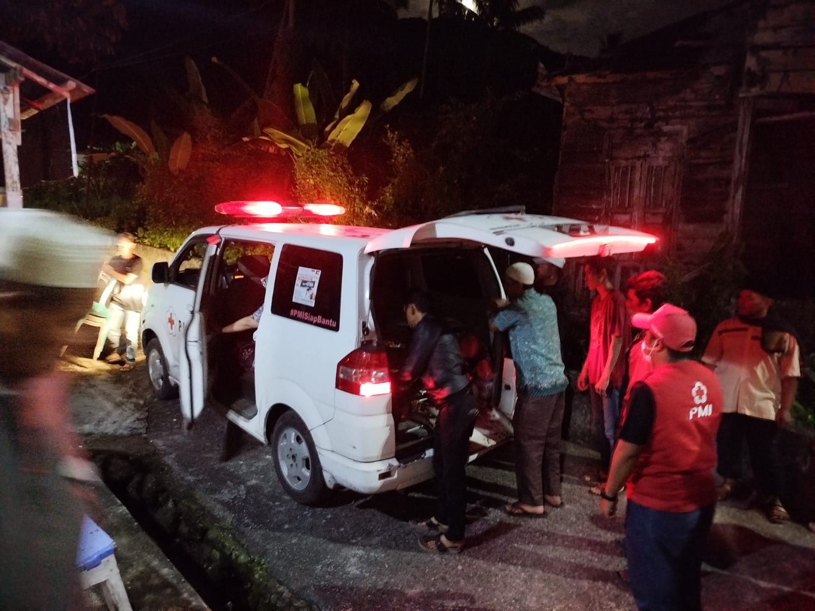 PMI Kota Bukittinggi tampak hadir dalam membantu kegiatan kemanusiaan