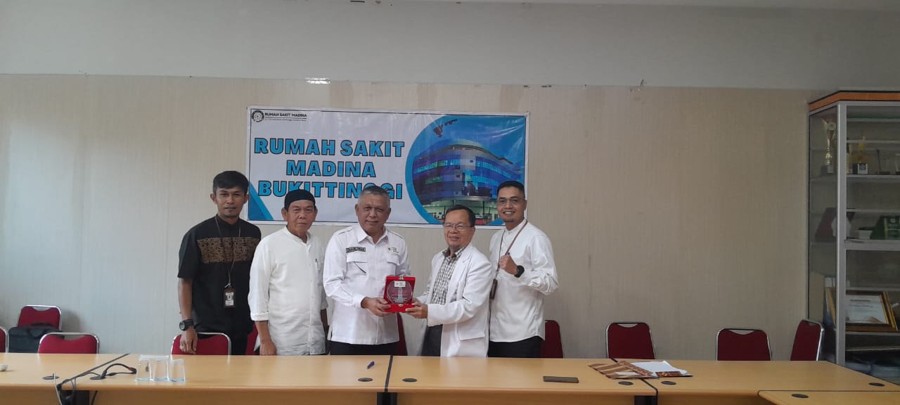 Ketua PMI Kota Bukittinggi, Chairunnas dan Direktur RS Madina Bukitinggi melaksanakan penandatanganan perpanjangan nota kesepahaman (MoU) kegiatan donor darah