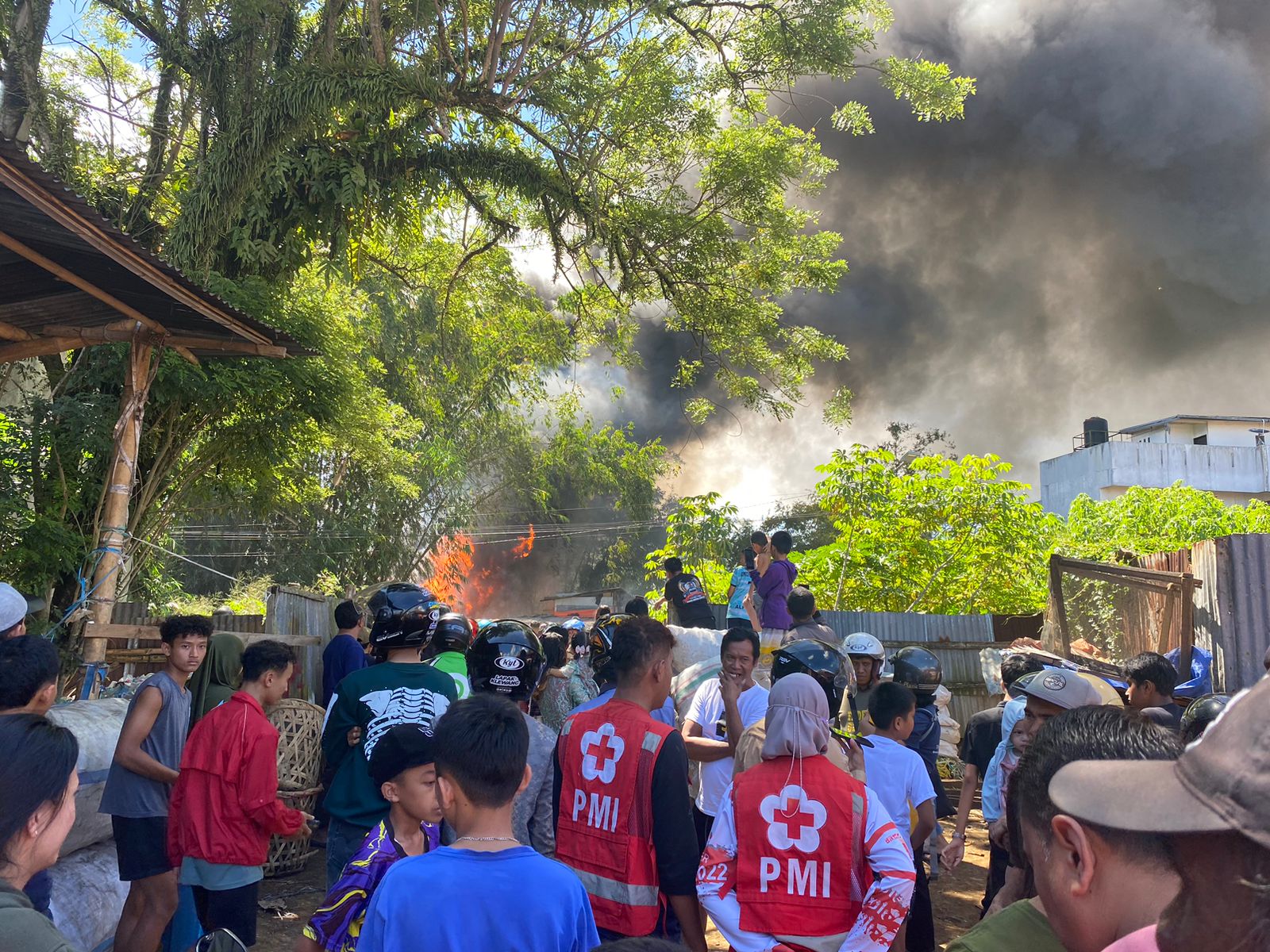 PMI Bukittinggi membantu pemadam dengan melakukan asesmen dan menyiagakan pelayanan medis