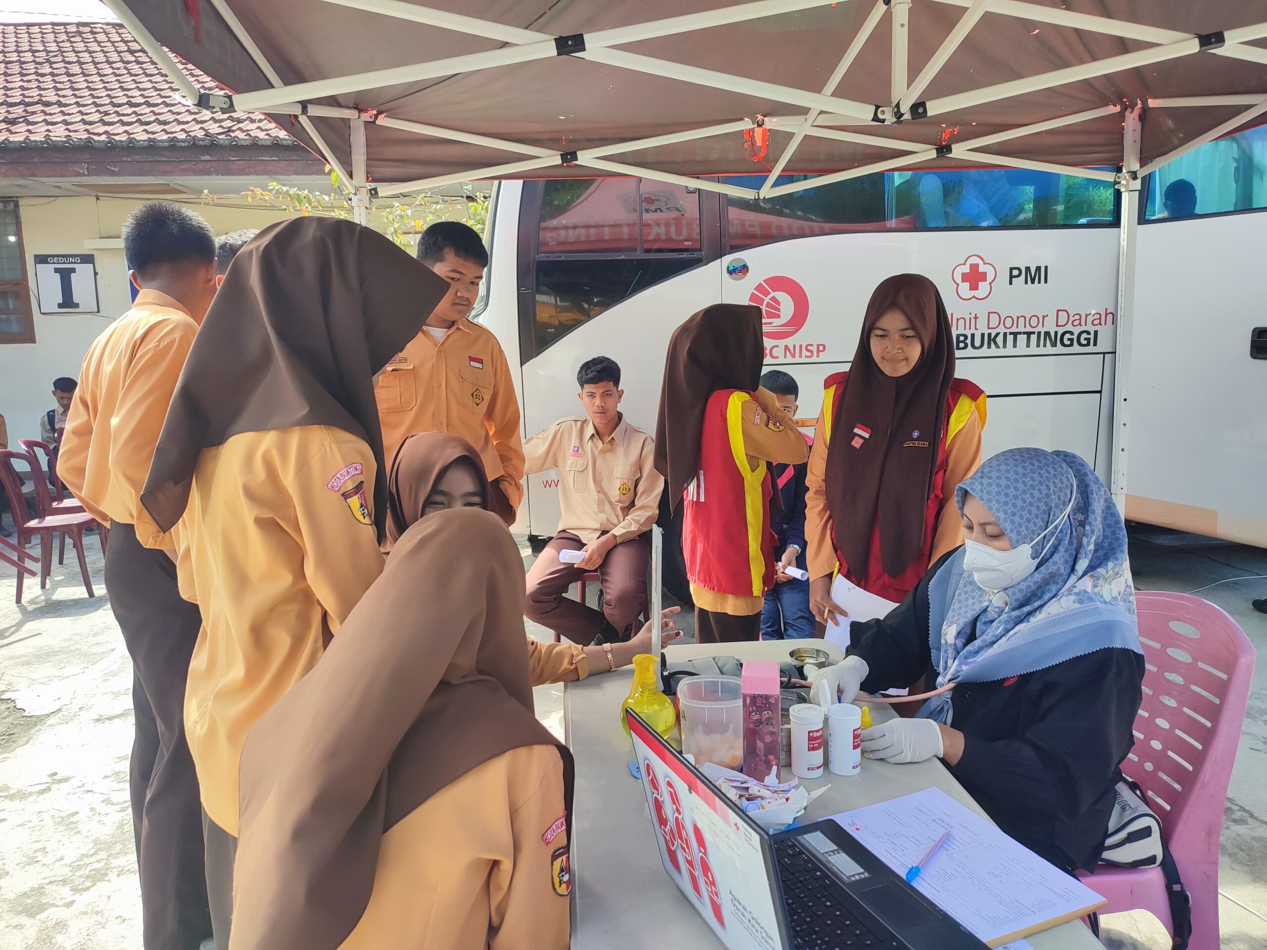 Kegiatan donor darah diikuti dengan antusias tinggi oleh siswa kelas X dan XI SMAN 3 Kota Bukittinggi