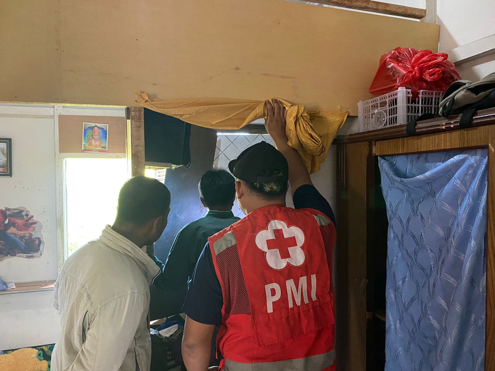 PMI Bukittinggi membantu masyarakat berkebutuhan khusus evakuasi ke rumah sakit jiwa.