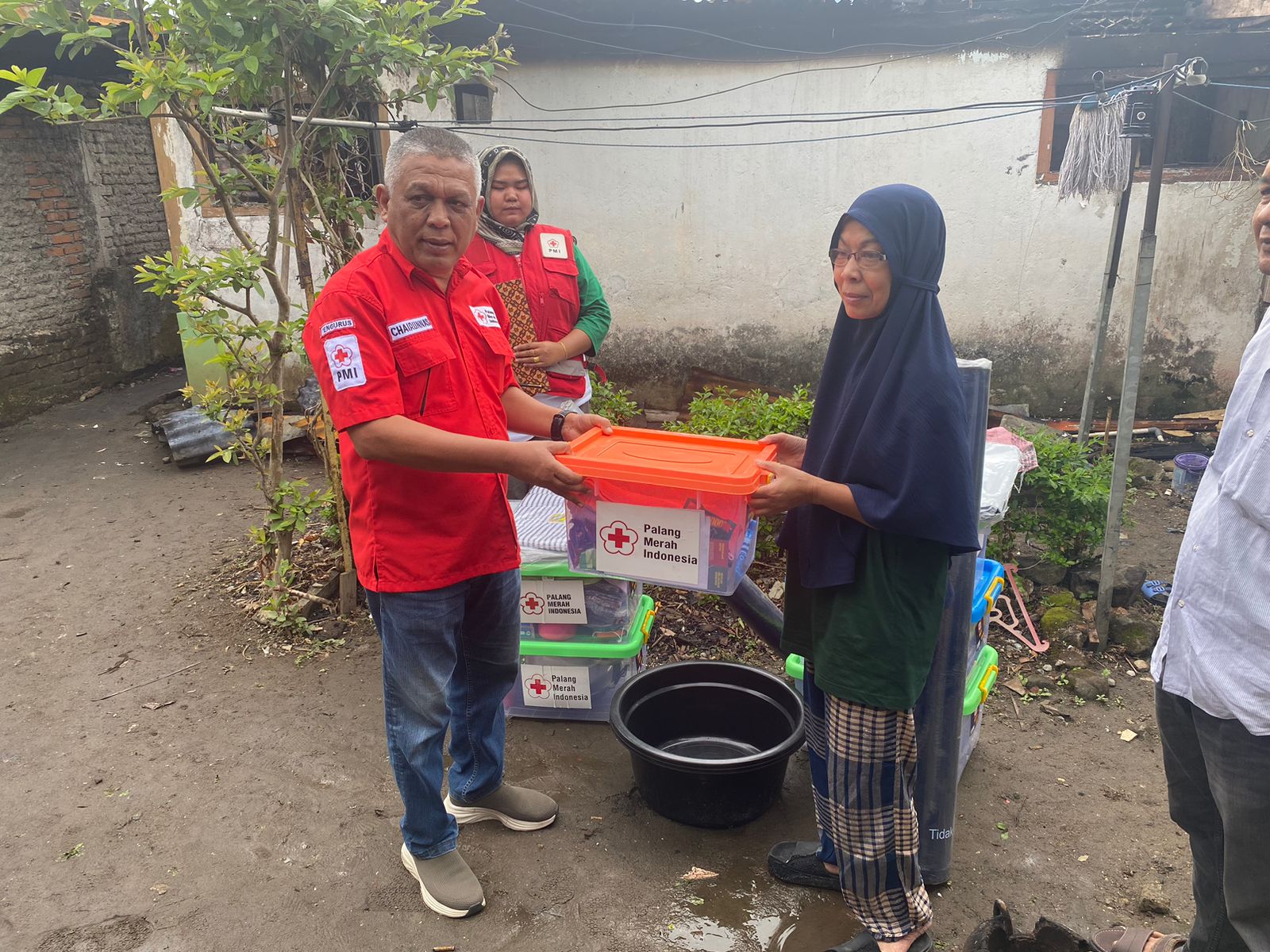 Ketua PMI Bukittinggi serahkan bantuan korban bencana kebakaran di Kelurahan Aur Kuning 