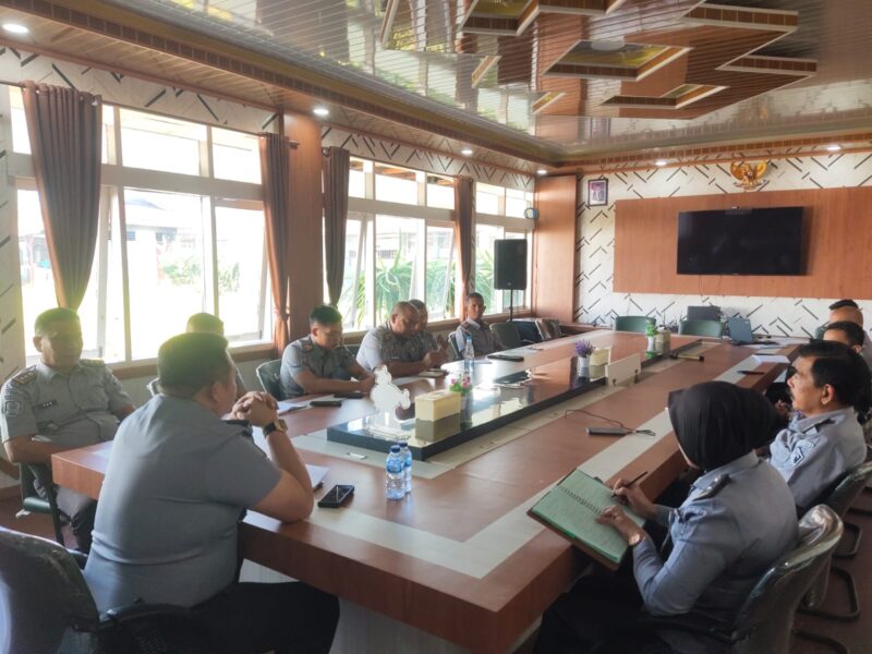 Kegiatan briefing Kalapas IIA beserta jajaran mengevaluasi kinerja dan menyusun langkah baru untuk meningkatkan kinerja