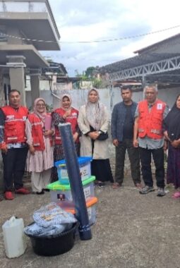 PMI Kota Bukittinggi Salurkan Bantuan kepada Korban Kebakaran di Pintu Kabun