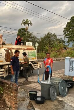 PMI Kota Bukittinggi Distribusikan 15.000 Liter Air Bersih untuk Warga Terdampak Kekerin