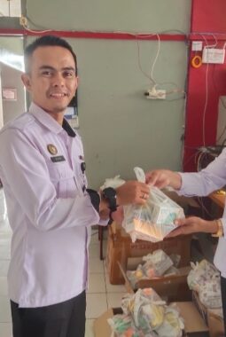 Lapas Bukittinggi Bagikan Suplemen dan Vitamin kepada Seluruh Jajaran Petugas