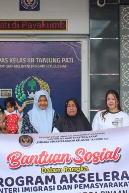 Lapas Tanjung Pati Payakumbuh serahkan bansos kepada keluarga warga binaan