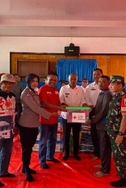 PMI Bukittinggi dan Pemerintah Serahkan Bantuan untuk Korban Kebakaran di Birugo