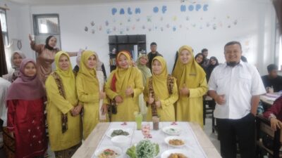 Ketua koordinator K.Kurikul beserta fasilitator.(**)