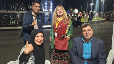 Utusan Kedutaan besar Bulgaria, Daniel dan Penulis dari Belgia Maja bersama wartawan disela acara (**)