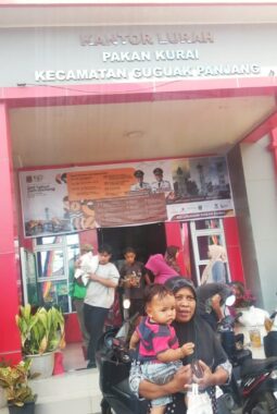 WARGA PADATI KANTOR LURAH PAKAN KURAI, AMBIL BANSOS BERAS DAN MINYAK.