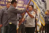 Penyerahan pataka oleh ketua umum PJS Mahmud Marhaba kepada Sekretaris DPD Sumbar di Munas III PJS, Selasa (21/07/2026).