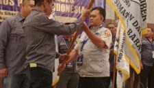 Penyerahan pataka oleh ketua umum PJS Mahmud Marhaba kepada Sekretaris DPD Sumbar di Munas III PJS, Selasa (21/07/2026).