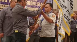 Penyerahan pataka oleh ketua umum PJS Mahmud Marhaba kepada Sekretaris DPD Sumbar di Munas III PJS, Selasa (21/07/2026).