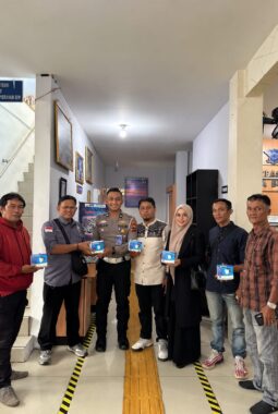 Di Tengah Kepungan Asap Bukittinggi, Polantas Bagikan Masker untuk Wartawan dan Pengendara