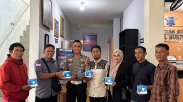 Di Tengah Kepungan Asap Bukittinggi, Polantas Bagikan Masker untuk Wartawan dan Pengendara