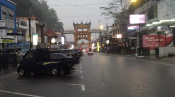 Kota Bukittinggi Mulai siang hari tadi diguyur hujan beserta petir