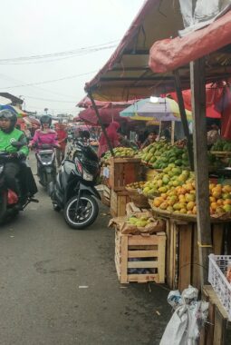Angkot Terjebak Macet di Pasar Bawah Bukittinggi, Lapak PKL Penuhi Badan Jalan
