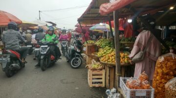 Angkot Terjebak Macet di Pasar Bawah Bukittinggi, Lapak PKL Penuhi Badan Jalan