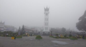 Kabut Pekat Kepung Bukittinggi, Jam Gadang Tampak Samar