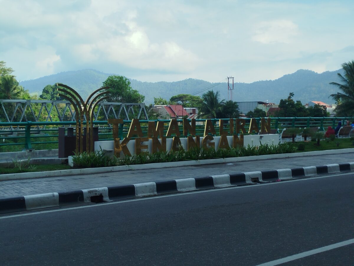 Taman Aliran Kenangan, asri dan bersih di pinggir jalan seberang Padang kelurahan Mato ayia Padang Selatan, Senin (26/10/2026).