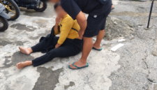 Warga yang jatuh pingsan mendapatkan pertolongan oleh tim PMI Bukittinggi Sabtu sore (3/10/2026).dock Kevin*