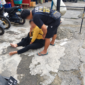 Warga yang jatuh pingsan mendapatkan pertolongan oleh tim PMI Bukittinggi Sabtu sore (3/10/2026).dock Kevin*