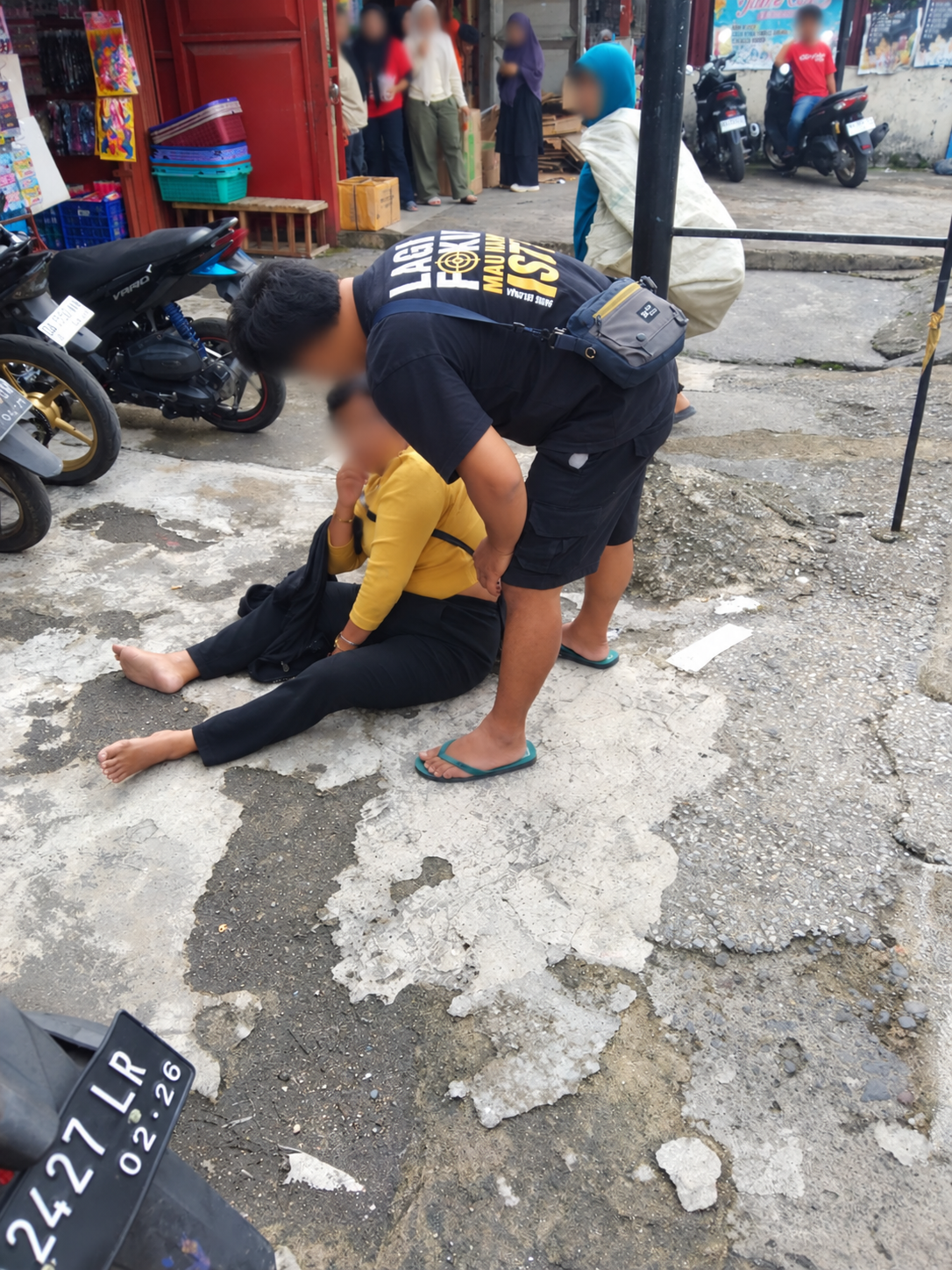 Warga yang jatuh pingsan mendapatkan pertolongan oleh tim PMI Bukittinggi Sabtu sore (3/10/2026).dock Kevin*